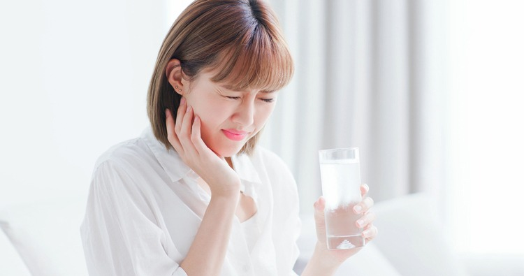 Tình trạng ê buốt nhẹ sau khi hết thuốc tê bọc răng sứ.